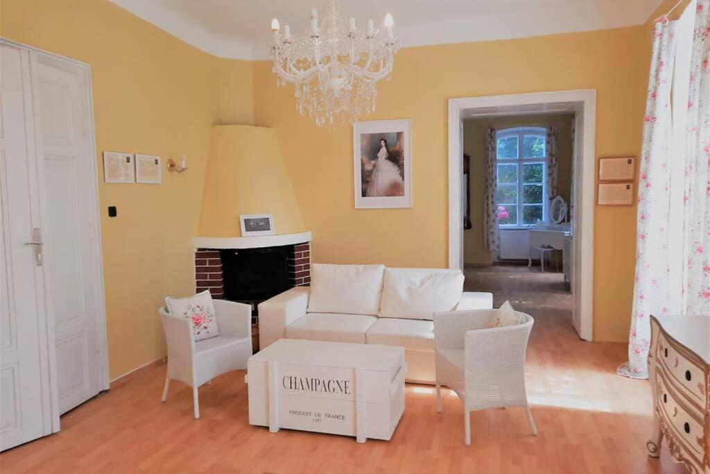 Sisi-Schloss Rudolfsvilla - Apt. Nené und die abenteuerlichen Schwestern Reichenau Esterno foto